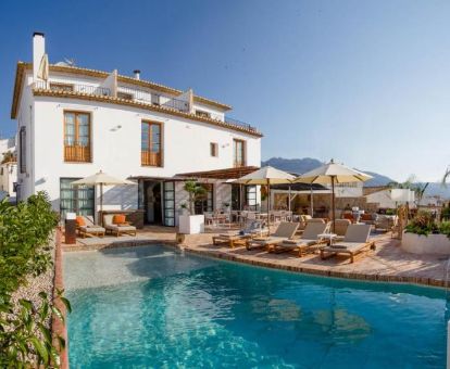 Edificio de este acogedor hotel con piscina exterior y terraza solarium ideal para estancias en pareja.