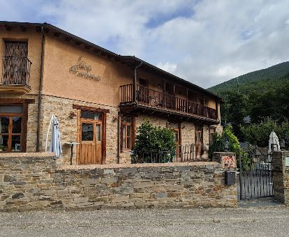 Edificio de este acoegdor hotel rural en un entorno tranquilo para descansar.