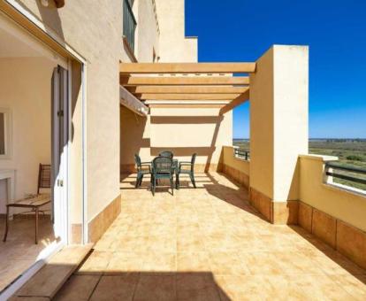 Foto de la terraza amueblada de este apartamento con vistas al mar.