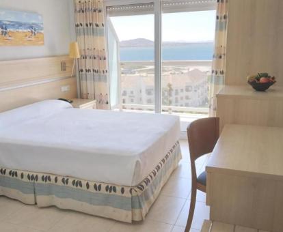 Foto de una de las habitaciones con vistas al mar del hotel.