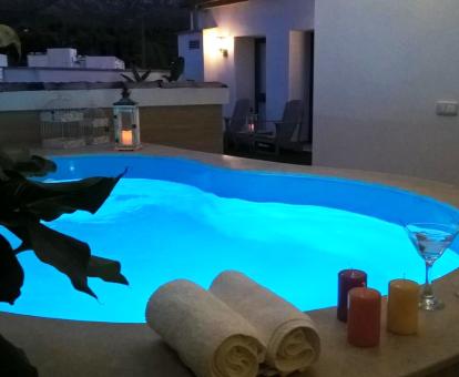 Foto de la piscina al aire libre disponible todo el año del alojamiento.