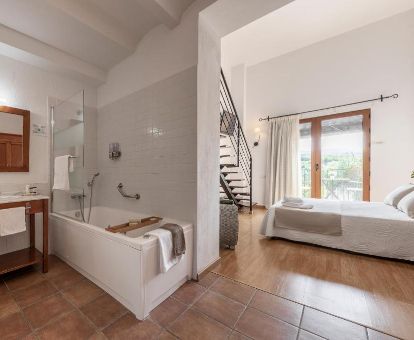 Amplia suite junior con bañera de hidromasaje privada de este hotel romántico.