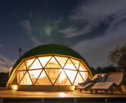 Bonito domo perfecto para parejas con iluminación nocturna y zona exterior privada.