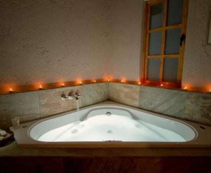 Foto de la bañera de hidromasaje privada de la Suite Superior.