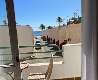 Foto de las instalaciones de este hotel con vistas al mar.
