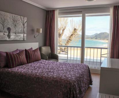 Foto de una de las habitaciones con vistas al mar del hotel.