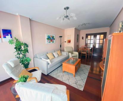 Foto del interior de este apartamento con balcón y vistas al mar.