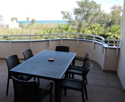 Foto de las instalaciones de este hotel con vistas al mar.