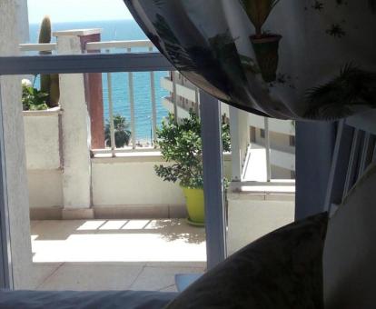 Foto de las vistas al mar desde la cama de este apartamento.