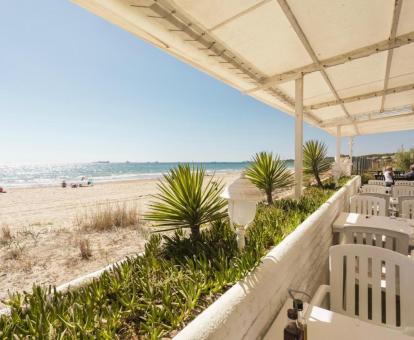 Foto de las instalaciones de este hotel con vistas al mar.