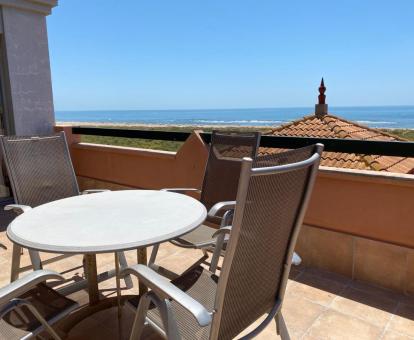 Foto de una de las terrazas de este precioso apartamento ático con vistas al mar.