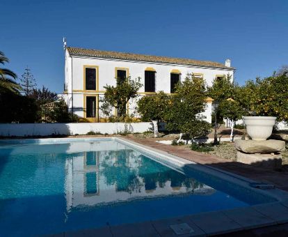 Hermoso hotel solo para adultos con piscina al aire libre.