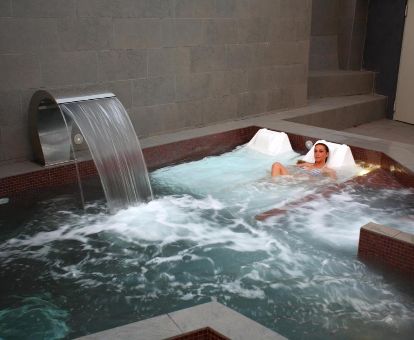 Mujer disfruta de las instalaciones de bienestar del spa de este hotel romántico.