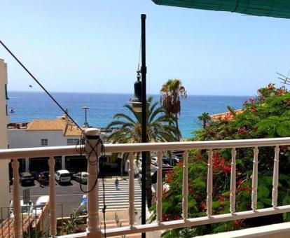 Foto de las vistas al mar desde el balcón del apartamento.