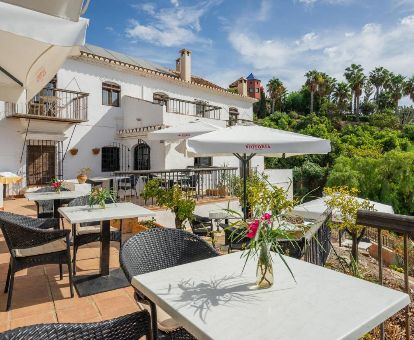 Terraza con mobiliario y vistas a los alrededores de este acogedor hotel.