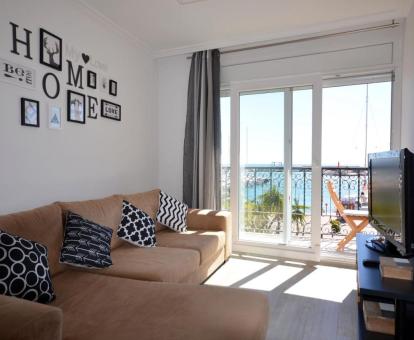 Foto del interior de este moderno apartamento con terraza y vistas al mar.