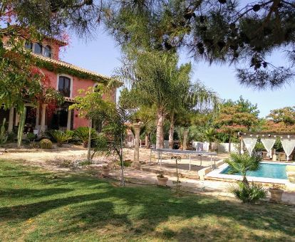 Edificio de este hotel solo para adultos con amplios jardines y piscina exterior.