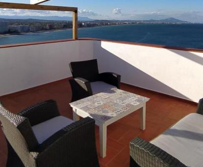 Foto de la terraza amueblada con vistas al mar de este apartamento ático.