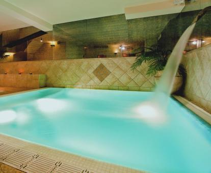 Foto de la piscina cubierta con chorros del spa.