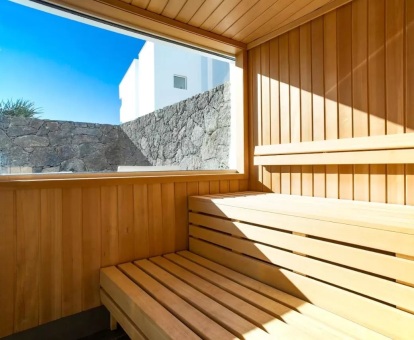 Foto de la sauna del spa con vistas al exterior.