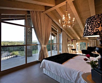 Una de las elegantes habitaciones con terraza privada y vistas a la naturaleza de este romántico hotel.