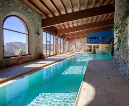 Foto de la piscina interior climatizada del hotel.