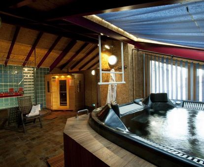 Espacio de bienestar con jacuzzi y sauna de este hotel romántico.