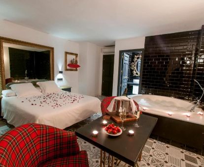 Una de las fabulosas habitaciones con bañera de hidromasaje privada de este hotel romántico.