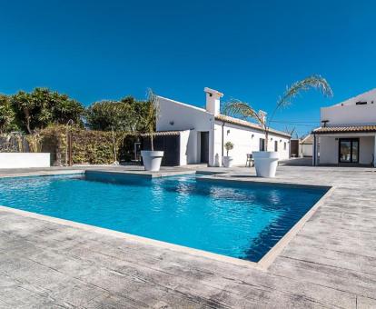 Foto de la piscina al aire libre disponible todo el año de este alojamiento.