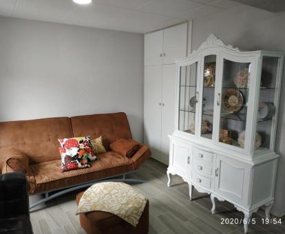 Foto del interior de este apartamento con vistas al mar.