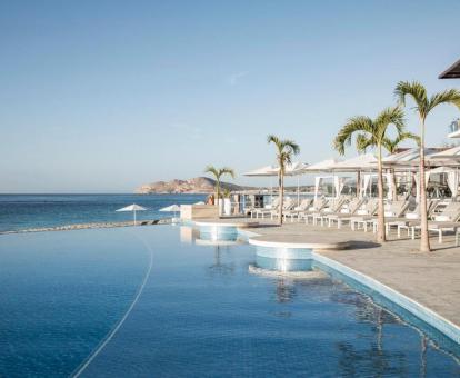 Foto de las instalaciones de este hotel frente al mar.