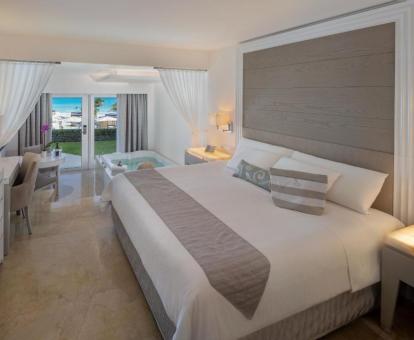 Foto de la Suite con vistas al mar y bañera de hidromasaje privada junto a la cama.