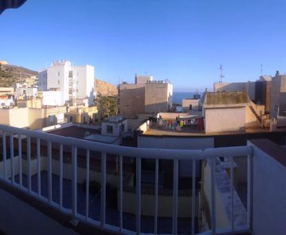 Foto del balcón con vistas al mar y a la ciudad de este apartamento.