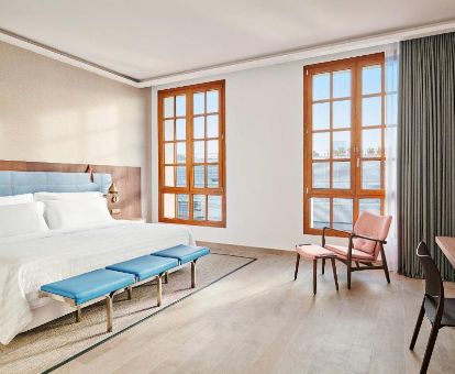 Una de las amplias habitaciones con vistas al mar de este hotel romántico.