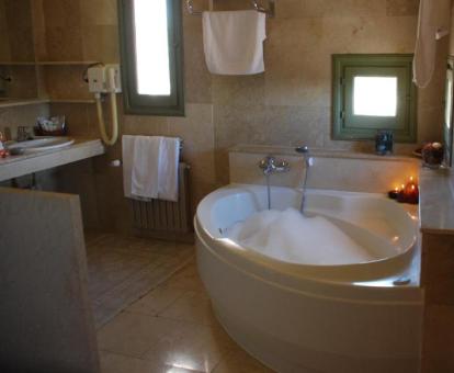 Foto de la bañera de hidromasajes privada de la Suite del alojamiento.