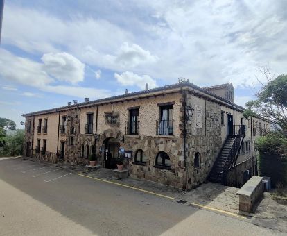 Edificio de este acogedor hotel rural ideal para descansar en pareja.