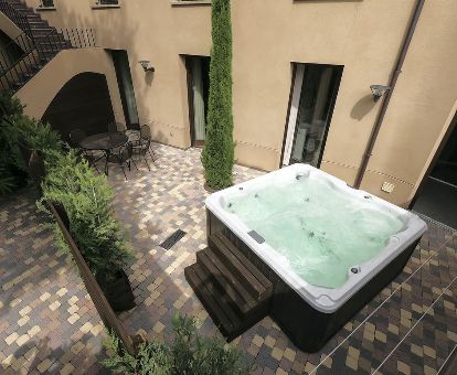 Maravillosa terraza con jacuzzi privado de una de las habitaciones de este hotel para parejas.