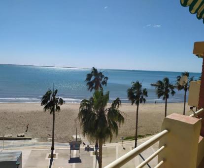 Foto de las instalaciones de este hotel con vistas al mar.