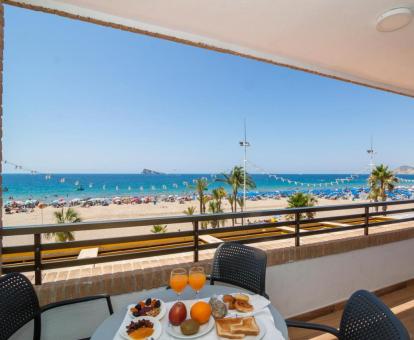 Foto de las instalaciones de este hotel con vistas al mar.