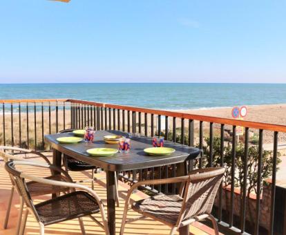 Foto de las instalaciones de este hotel con vistas al mar.