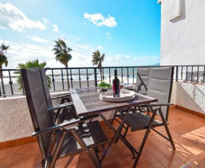 Foto de la terraza con comedor exterior y vistas al mar del apartamento de dos dormitorios.