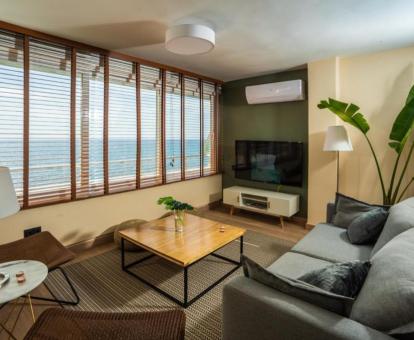 Foto de las instalaciones de este hotel con vistas al mar.