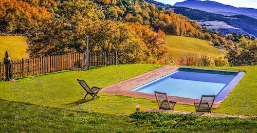 Piscina junto a la casa rural Cal Sodhi con vistas a la naturaleza y la montaña
