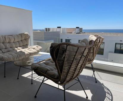 Foto de la terraza amueblada con vistas al mar del apartamento.
