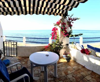 Foto de la amplia terraza amueblada con vistas al mar de este precioso apartamento de playa.