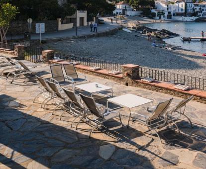 Foto de las instalaciones de este hotel con vistas al mar.