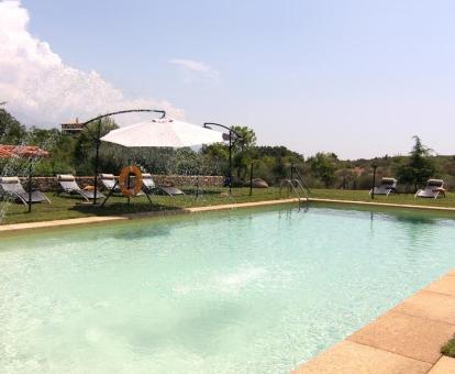Foto de la piscina al aire libre rodeada de naturaleza.