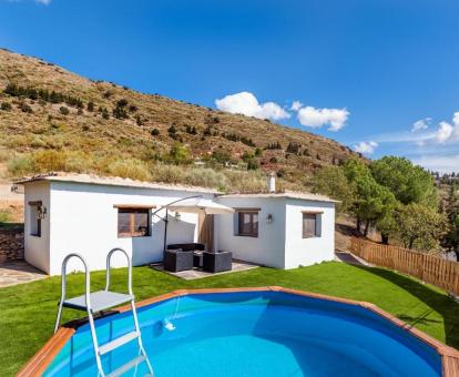 Foto de esta acogedora casa independiente con piscina privada al aire libre.