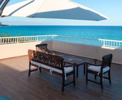 Foto de las instalaciones de este hotel con vistas al mar.