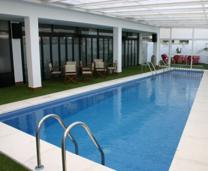 Foto de la piscina cubierta climatizada disponible todo el año de este Hotel.